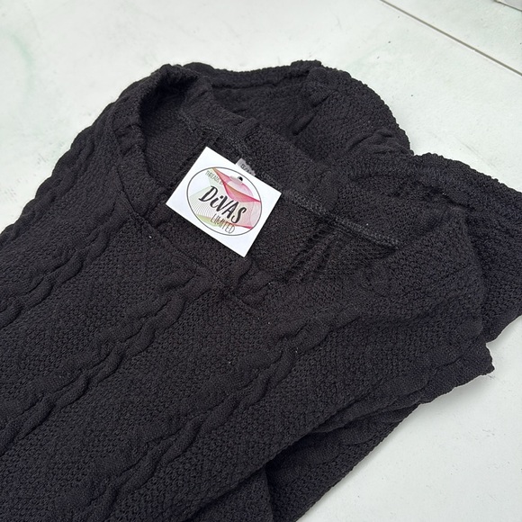 Sexy Black cold shoulder cable knit sweater with pockets! NWT - Picture 3 of 7